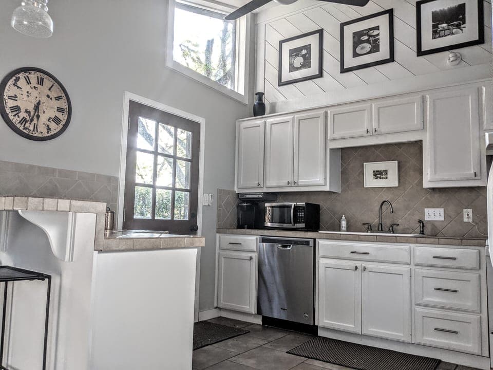 Full kitchen/breakfast bar