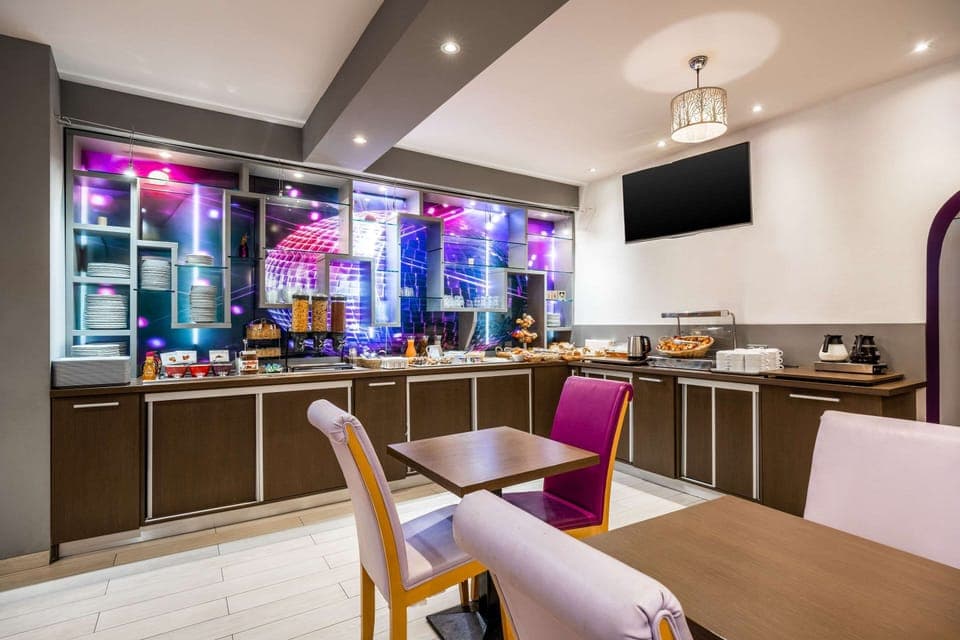 Buffet breakfast on weekdays (EUR 7.50 per person)