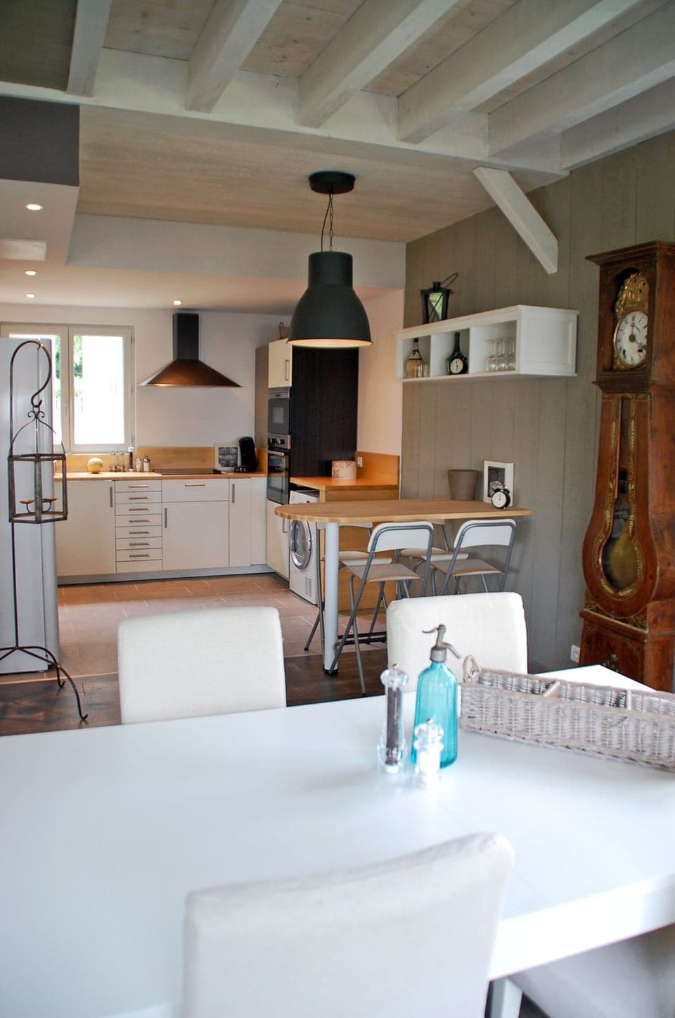 Dining room with a table for 6 to 8 people