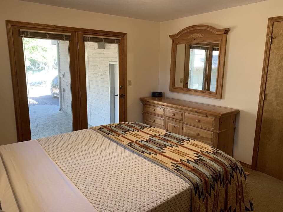 Downstairs queen bedroom