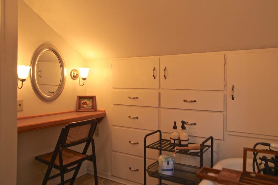 Main House upstairs bathroom