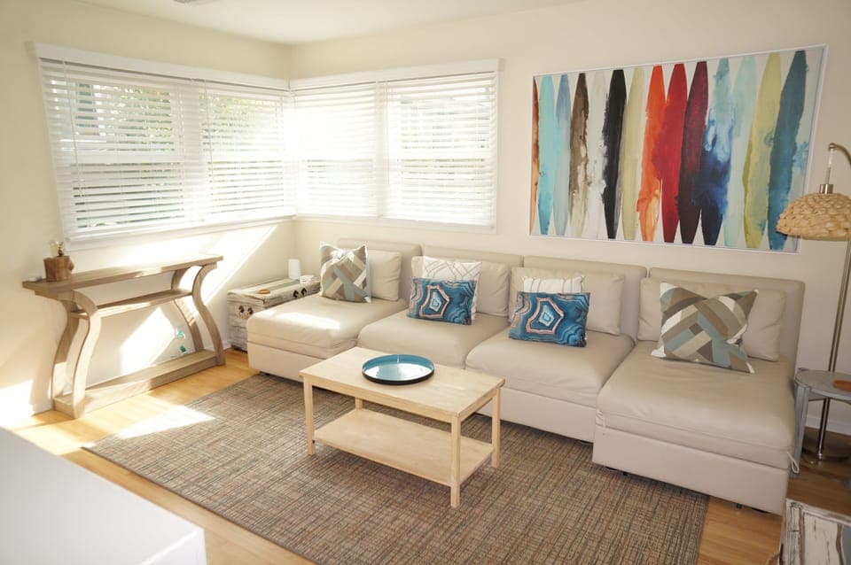 Cozy sunlit front room to enjoy the wifi or tv or meditation