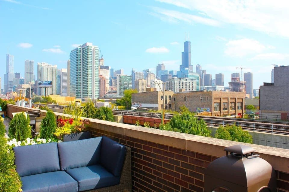 ★ FULTON MARKET TOWNHOUSE★ a magical and modern city getaway, nestled on the quiet edge of downtown Chicago, with stunning views of the city skyline. 