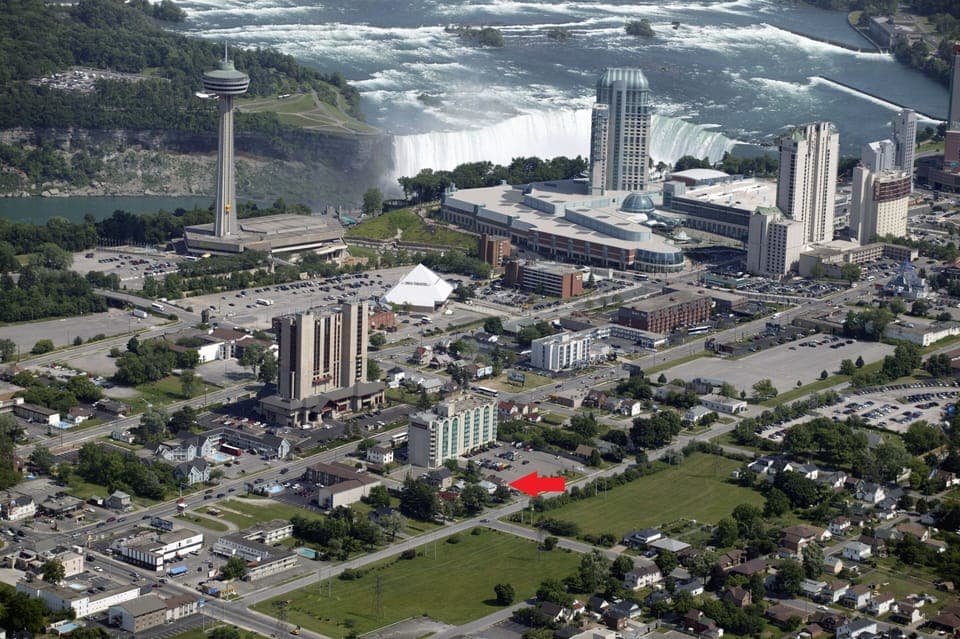 Ten minute walk to all attractions and The Falls! 30 Restaurants 5 mins away.