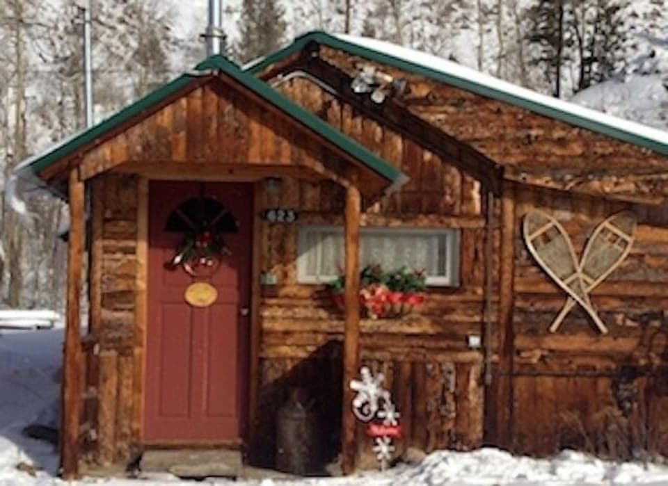 Charming suite for two directly in a quiet area of Grand Lake Village!
