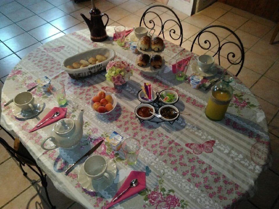 Free daily continental breakfast