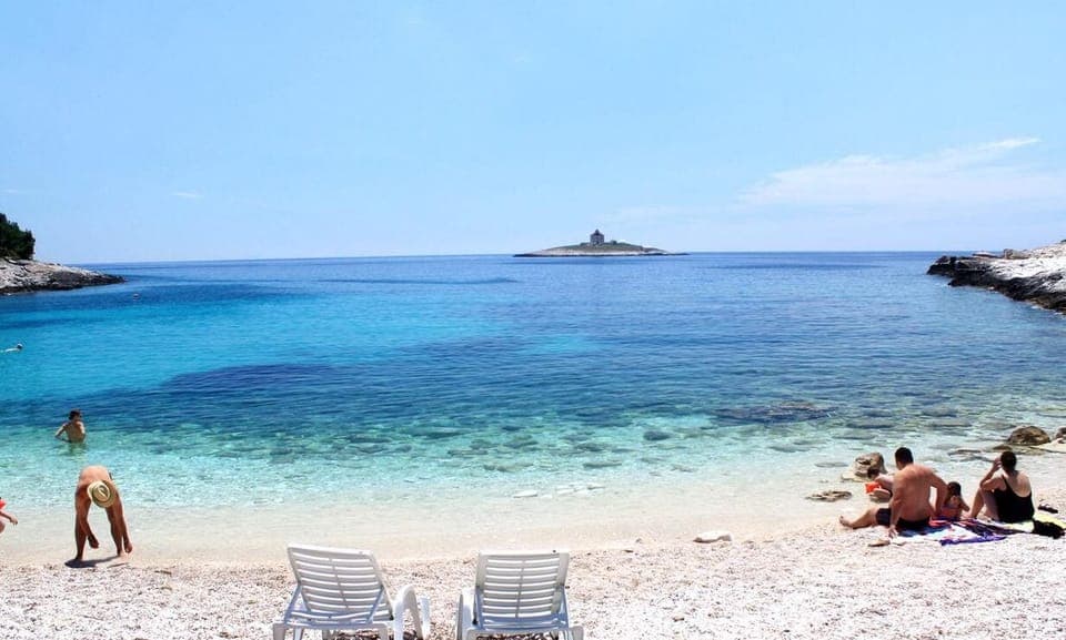 Beach nearby, white sand, 2 beach bars