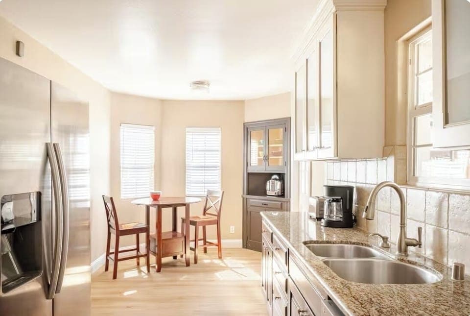 Kitchen and breakfast table