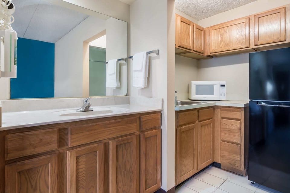 Fridge, microwave