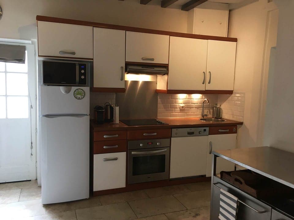 Porte d'entrée et cuisine