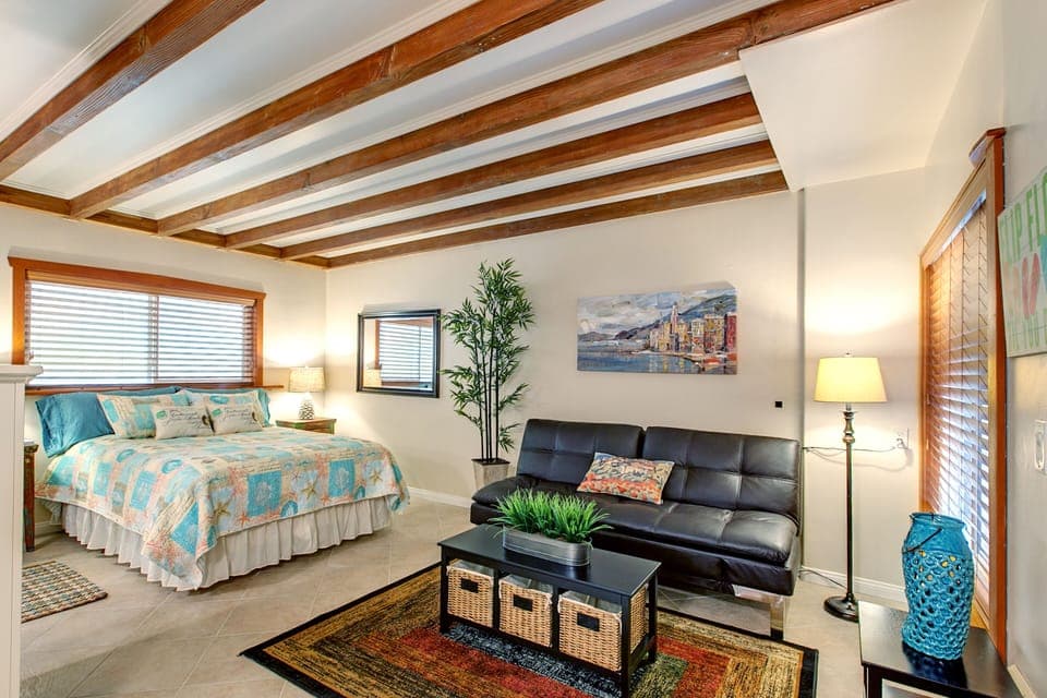 Spacious, exquisitely remodeled Studio. Walking distance to beach & fine dining