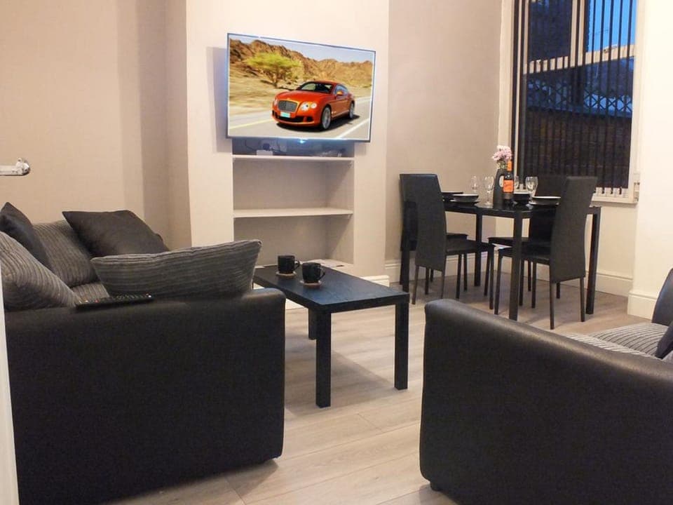 Ruskin Place | Living area | Flat-screen TV