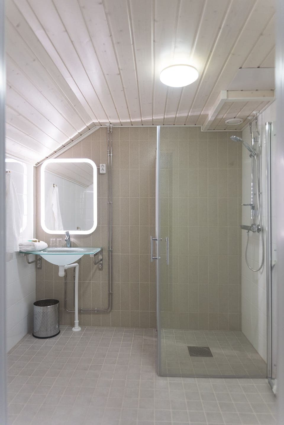 Superior Double or Twin Room | Bathroom | Shower, free toiletries, hair dryer, towels