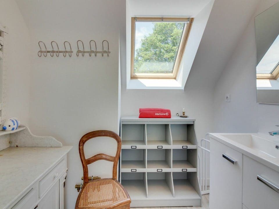 Property, Furniture, Cabinetry, Building, Drawer, Wood, Shelving, Window, Interior Design, Architecture