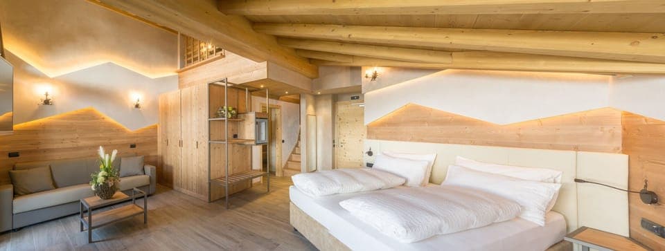 Family Suite | Hypo-allergenic bedding, in-room safe, desk, blackout drapes