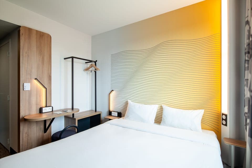 Premium bedding, desk, blackout drapes, soundproofing