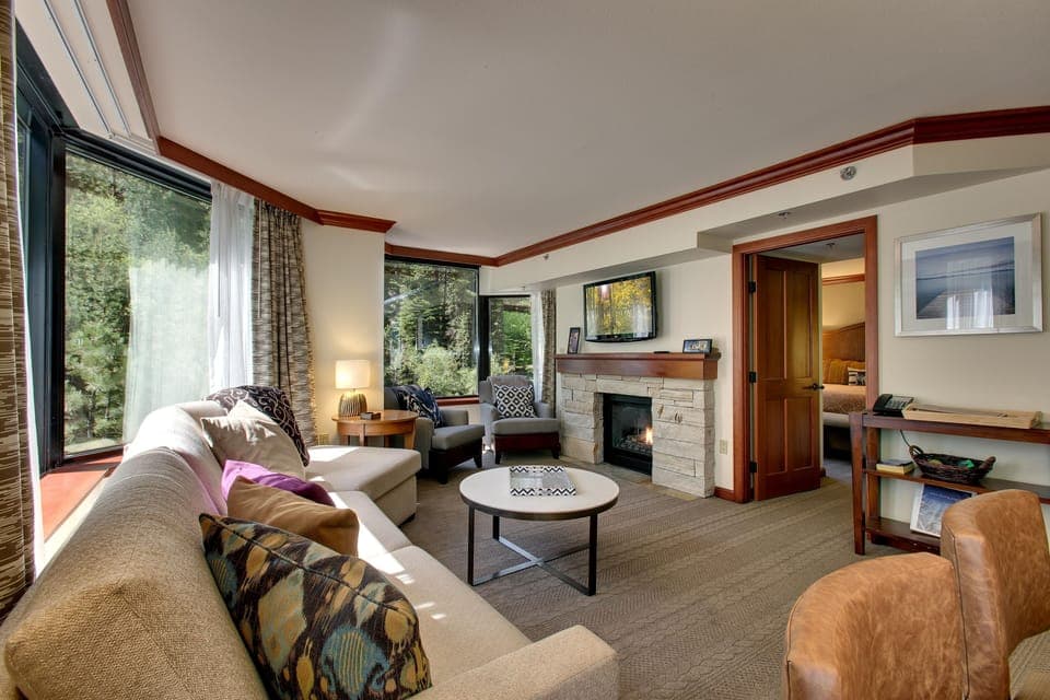 Updated xlarge Grand Living room! Great for families. Feels like a home. 