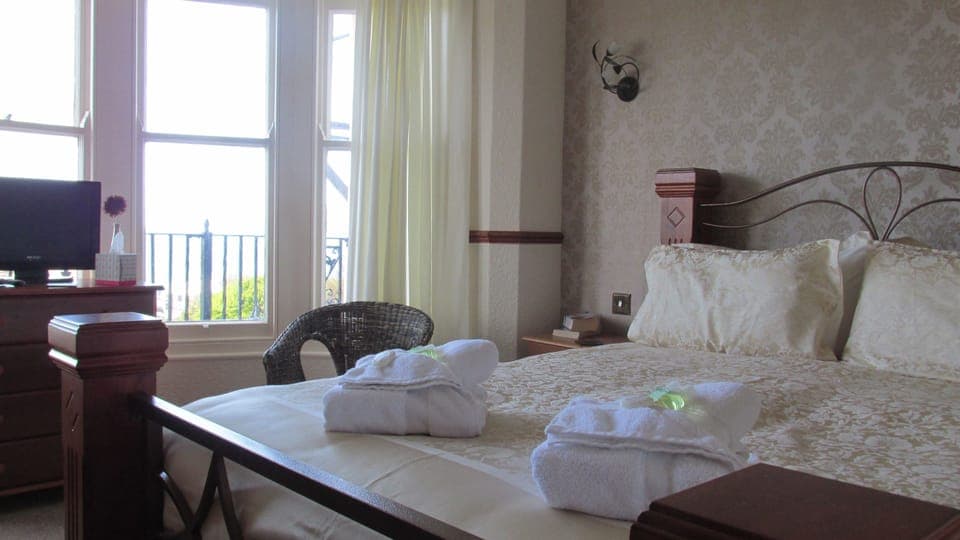 Double Room, 1 King Bed, Private External Bathroom, Sea View | Iron/ironing board, free WiFi, bed sheets