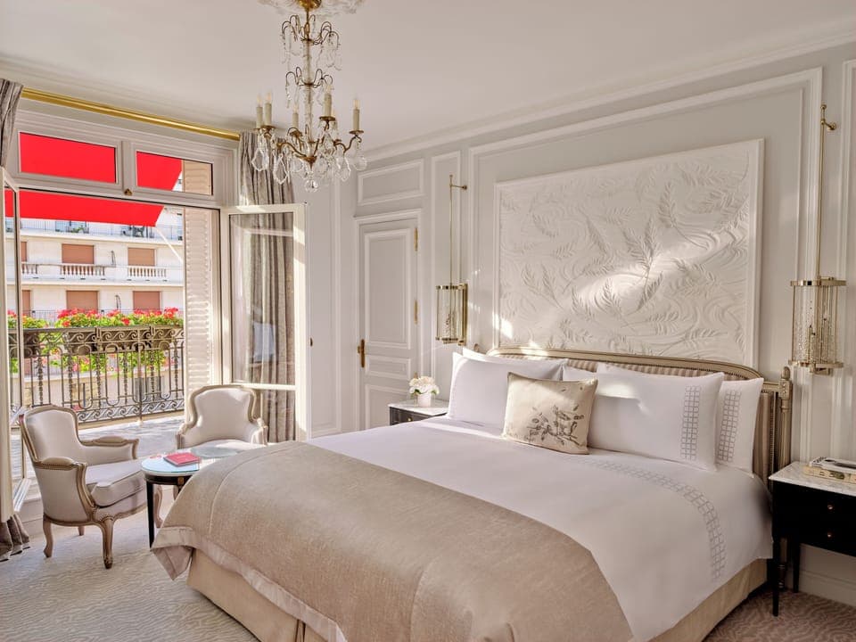 Suite Deluxe, Vue Avenue Montaigne avec Balcon | Premium bedding, pillowtop beds, minibar, in-room safe