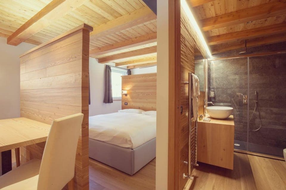 Superior Chalet | In-room safe, desk, soundproofing, free WiFi