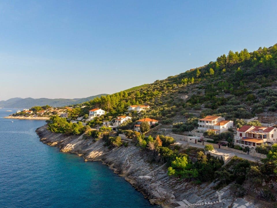 Water, Sky, Plant, Water Resources, Mountain, Azure, Natural Landscape, Building, Flower, Tree