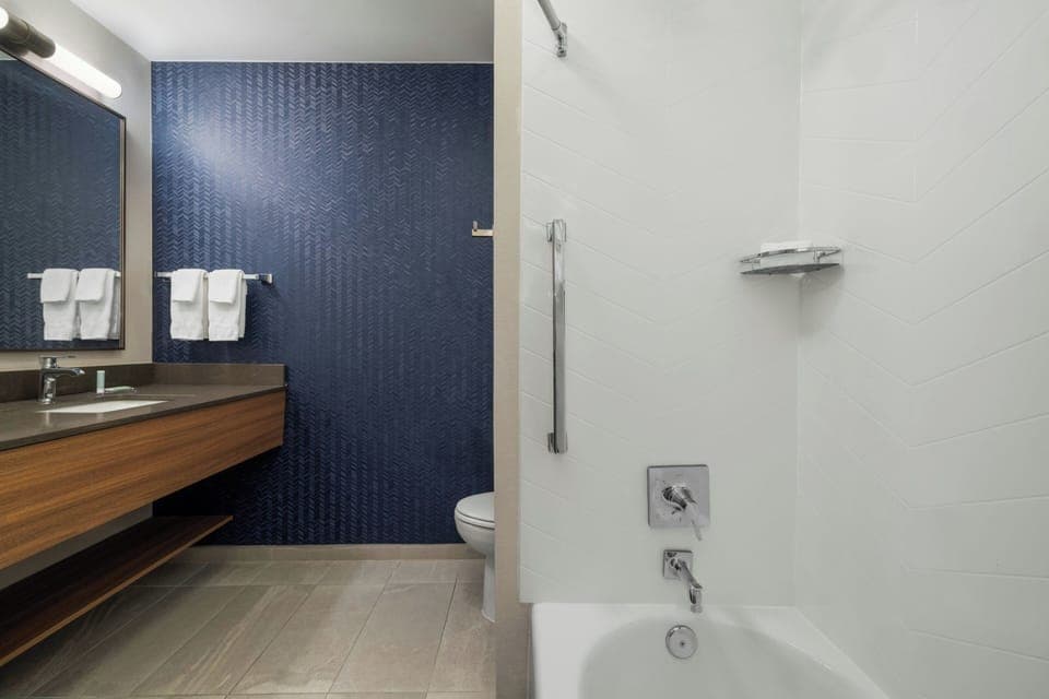 Combined shower/tub, hair dryer, towels