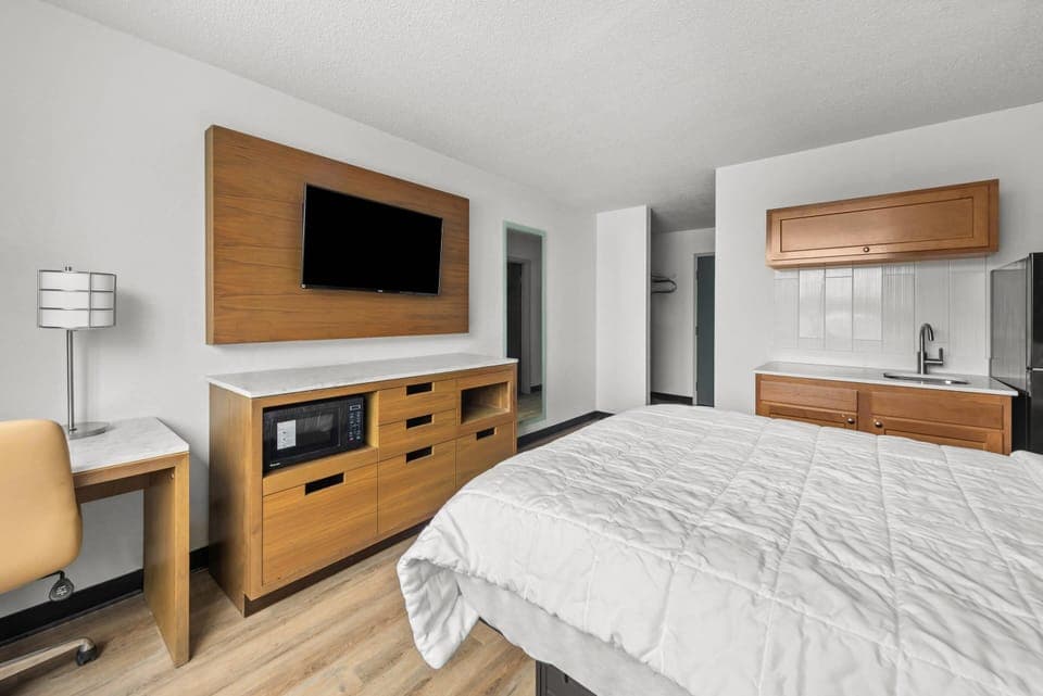 Standard Room, 1 Double Bed, Mobility Accessible, Non Smoking | Premium bedding, desk, iron/ironing board, free WiFi