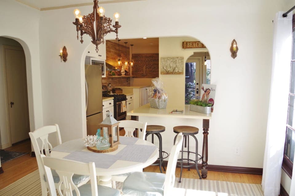Open dining/kitchen. Great for entertaining with family and friends.