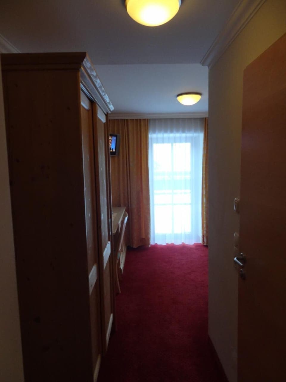 Hypo-allergenic bedding, individually decorated, desk, free WiFi