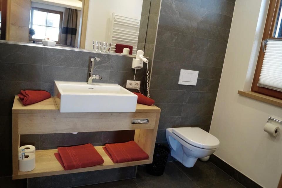 Traditional Double or Twin Room | Bathroom | Free toiletries, hair dryer, towels