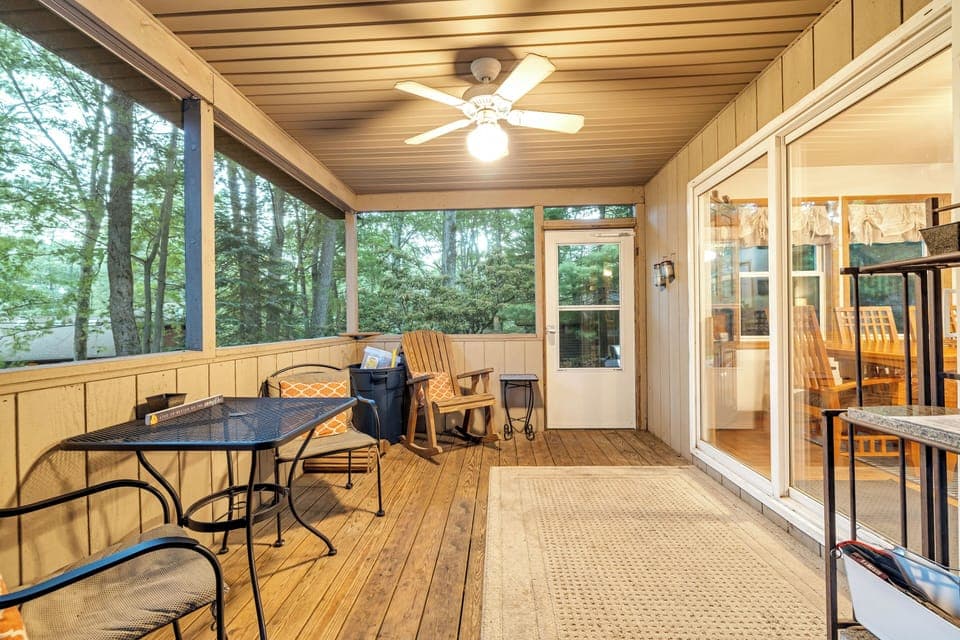 Screened in back porch with table and chairs, hot tub