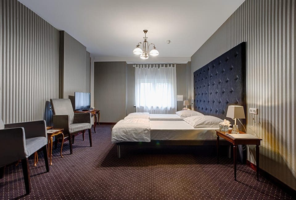 Emil Bohm Suite | Egyptian cotton sheets, premium bedding, down comforters, pillowtop beds