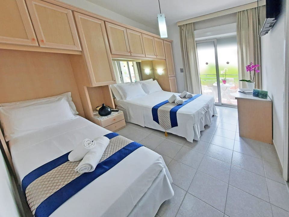 Triple Room | In-room safe, desk, free WiFi, bed sheets