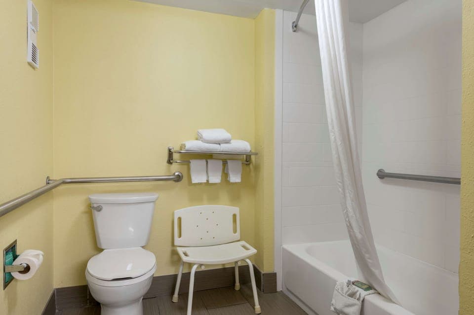 Combined shower/tub, free toiletries, hair dryer, towels