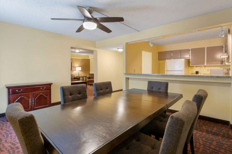 Suite, 1 King Bed, Non Smoking, Kitchen (with Sofabed, Full Kitchen) | Private kitchenette | Mini-fridge, microwave, coffee/tea maker