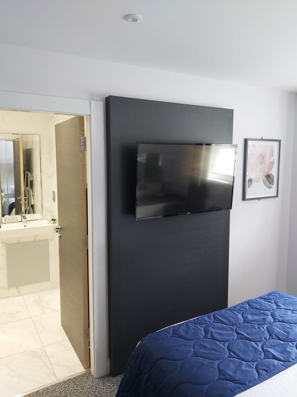 Superior Single Room | Television