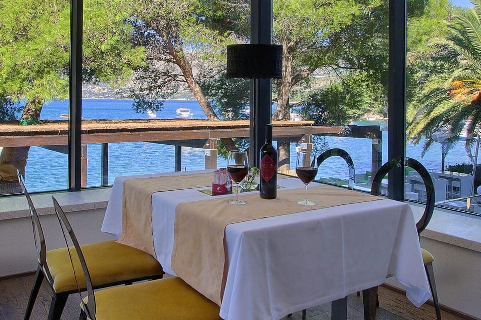 2 restaurants, breakfast served