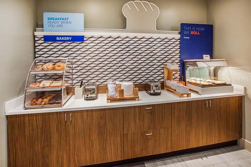 Free continental breakfast on weekdays