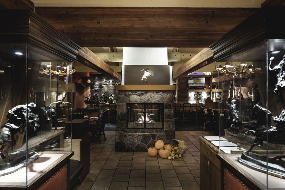 2 restaurants, breakfast served