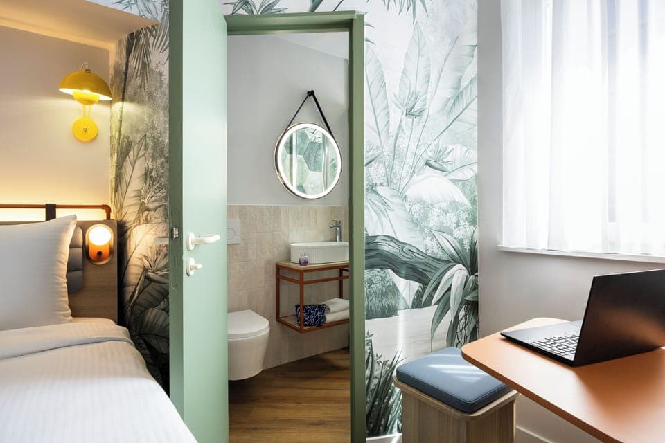 Superior Room, 1 Double Bed | Bathroom | Combined shower/tub, hair dryer, towels