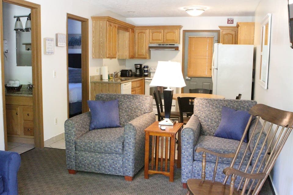 Suite, 2 Bedrooms | Private kitchen | Fridge