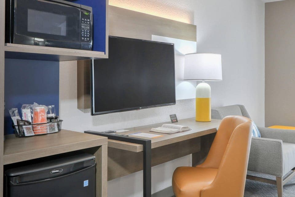 Standard Room, 1 King Bed, Accessible, Non Smoking | Premium bedding, in-room safe, blackout drapes, iron/ironing board