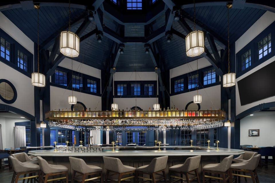 Serves lunch and dinner