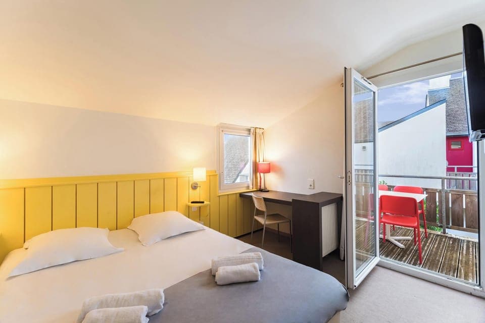 Individually decorated, individually furnished, laptop workspace, WiFi