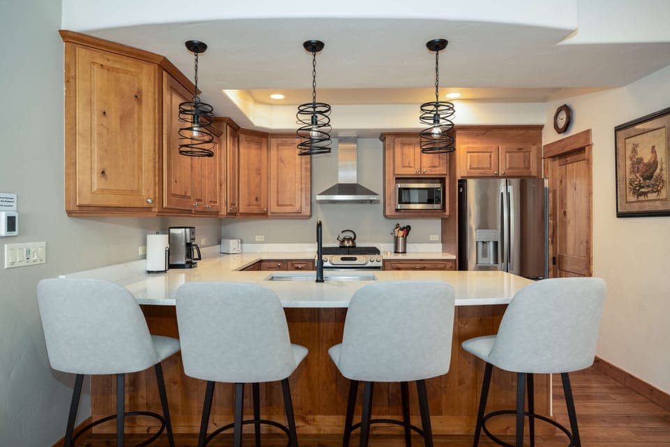 Seating for four at the breakfast bar