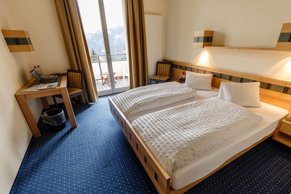 Hypo-allergenic bedding, in-room safe, desk, blackout drapes