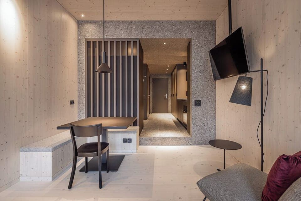 Studio, 1 King Bed | Hypo-allergenic bedding, in-room safe, iron/ironing board