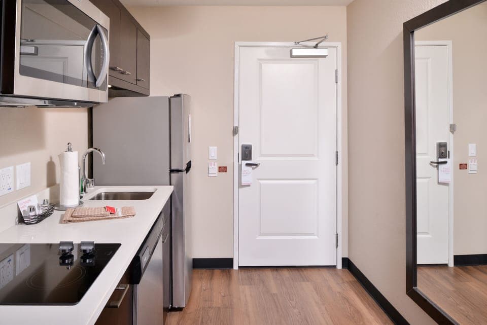 Full-size fridge, microwave, stovetop, dishwasher