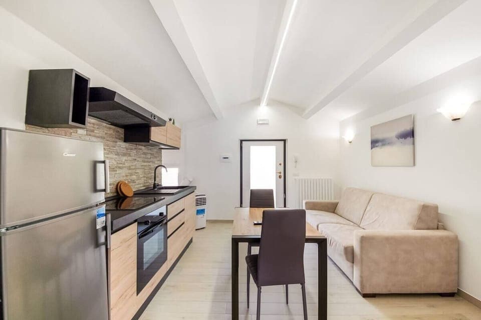 Flat-screen TV, fireplace, Netflix, streaming services