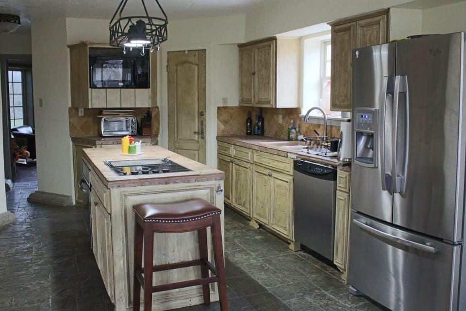 Plenty of space in the kitchen with all the necessary appliances, pots and pans